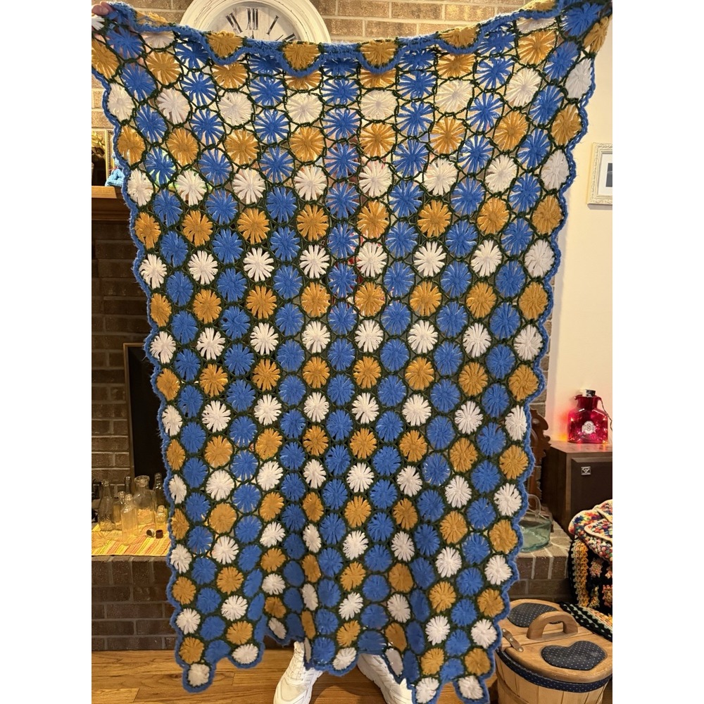 🌼 Vintage Daisy Hand-Crocheted Afghan – 60" x 38" 🧶